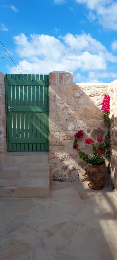 Remezzo Kímolos المظهر الخارجي الصورة